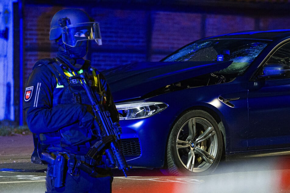 Auto rast in Menschenmenge, Polizei schießt auf Wagen