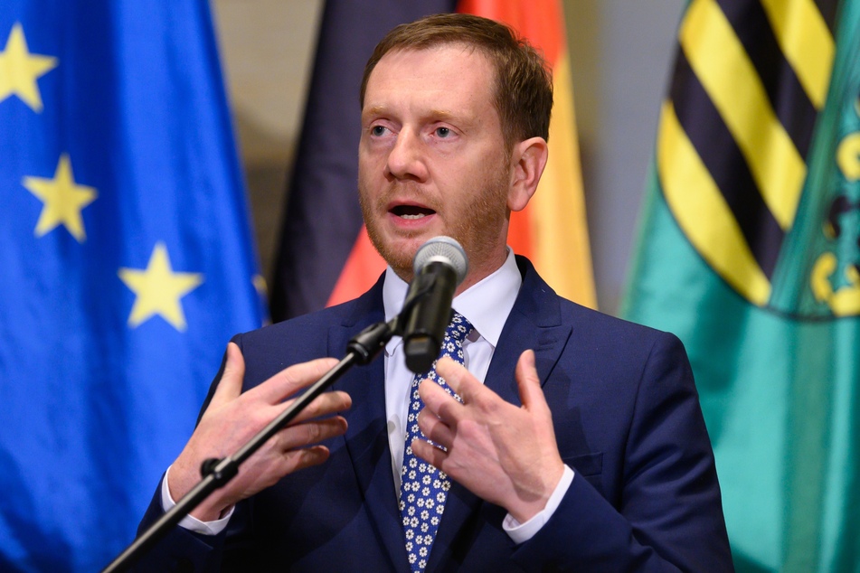 Michael Kretschmer (CDU), Ministerpräsident von Sachsen, spricht nach Beratungen des sächsischen Kabinetts zur Eindämmung der Corona-Pandemie in der Staatskanzlei auf einer Pressekonferenz.
