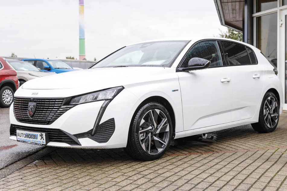 Mit dem 308 stellt Ihr Euch einen sportlich-dynamischen Wagen auf den Hof.