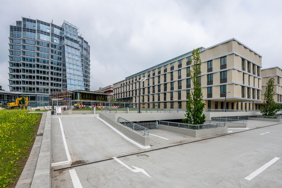 Der neue Gebäudekomplex neben dem Glasturm des Klinikums wird im Sommer als Haus 9 in Betrieb genommen.