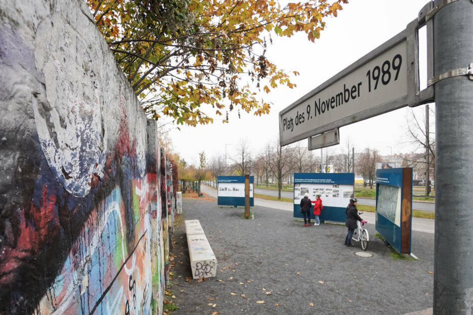 Die Ausstellung auf dem Platz des 9. November 1989 wird von Interessierten besucht. An dieser Stelle wurde heute vor 31 Jahren zuerst die Berliner Mauer geöffnet.