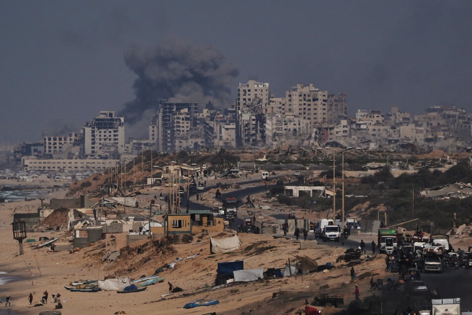 Rauch steigt nach einem israelischen Militärschlag in Stadt Gaza auf, vom zentralen Gazastreifen aus gesehen.