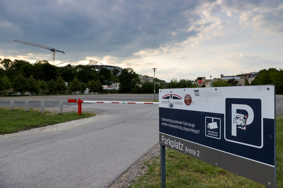 Die Parkplätze an der Quarterback Immobilien ARENA Leipzig können genutzt werden. (Archivbild)