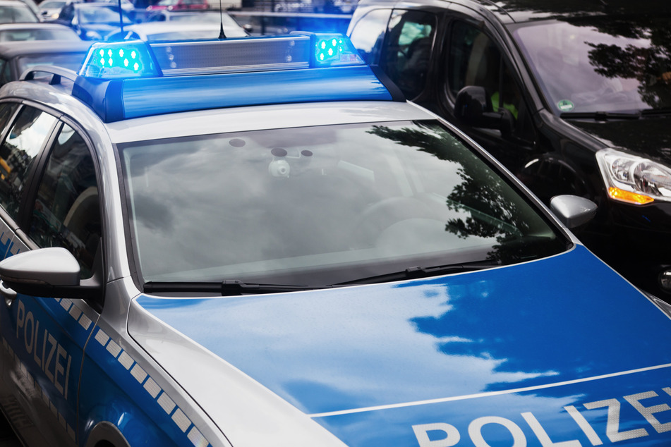 Ein 18-Jähriger Autofahrer verursachte am Freitag einen Unfall in Magdeburg. (Symbolbild)