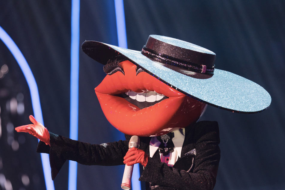 Welcher Promi wohl im Kostüm "Kiss", einem riesigen Kussmund, steckt?