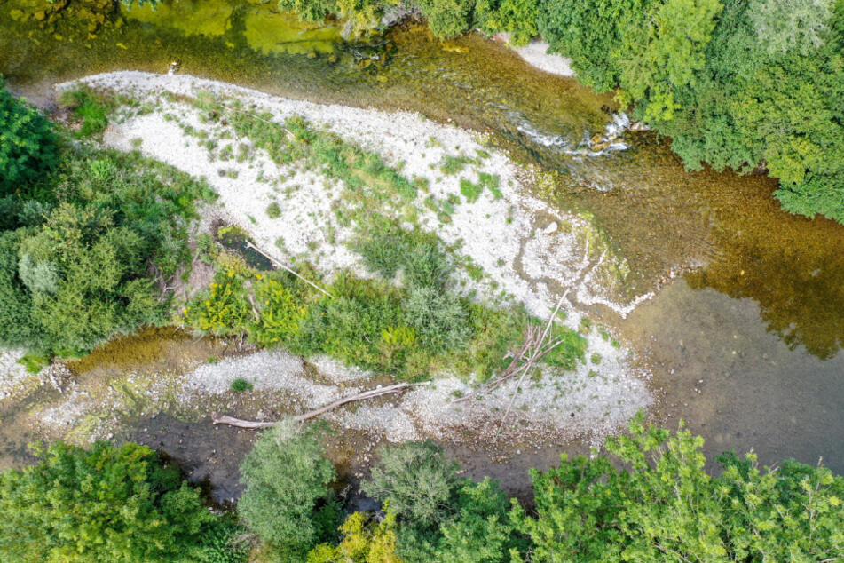 Wenig Wasser fließt in der Unteren Argen an der Autobahn 96 zwischen Wangen im Allgäu und Amtzell. Derzeit haben die Flüsse in Baden-Württemberg Niedrigwasser.