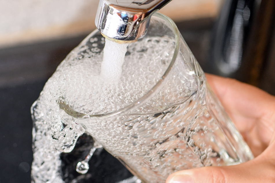Damit klares Wasser aus dem Hahn läuft, muss Rohwasser aufgearbeitet werden. In Tolkewitz sind das rund 1100 Kubikmeter pro Stunde.