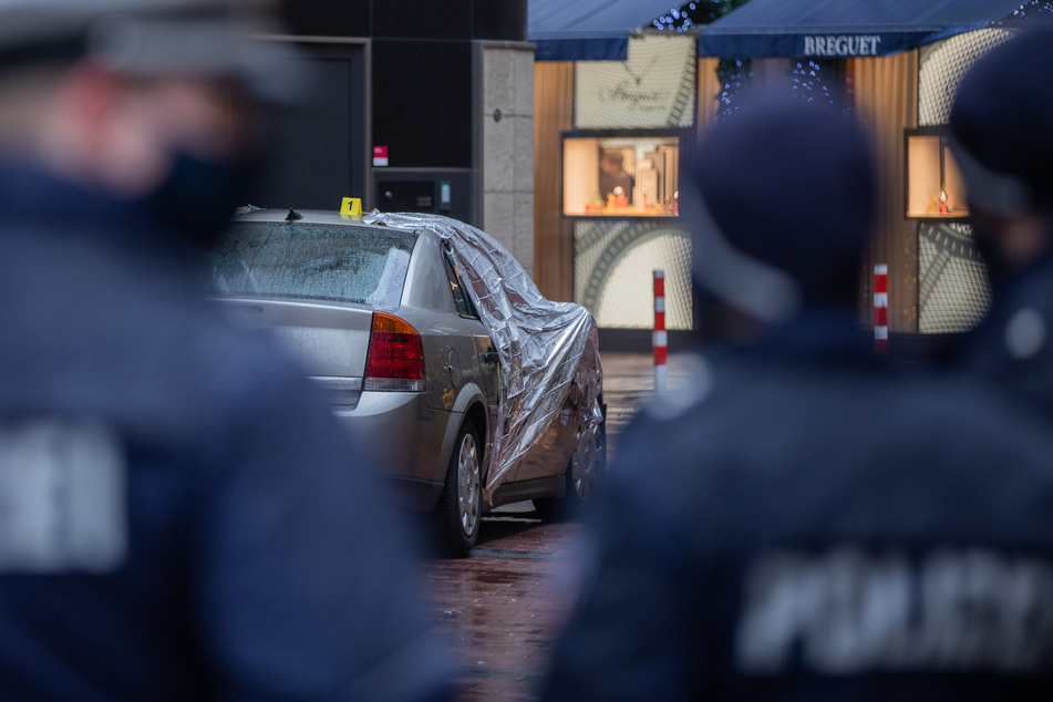 Mit einem Auto waren die Täter in die Schaufenster des Luxusgeschäfts gefahren.