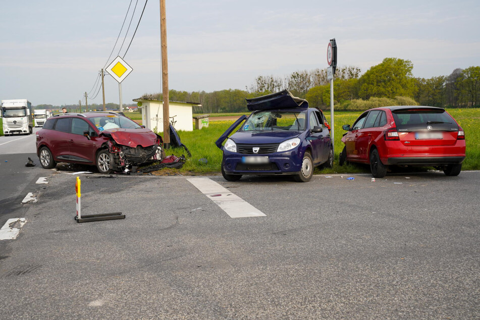 Renault (l.) und Dacia (M.) wurden im Zuge des Unfalls massiv beschädigt. Der Dacia-Fahrer musste aus seinem Wagen befreit werden.