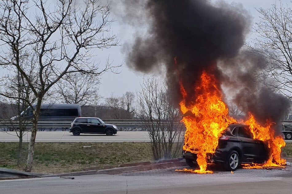 Brennendes Auto schlägt auf der A10 meterhohe Flammen