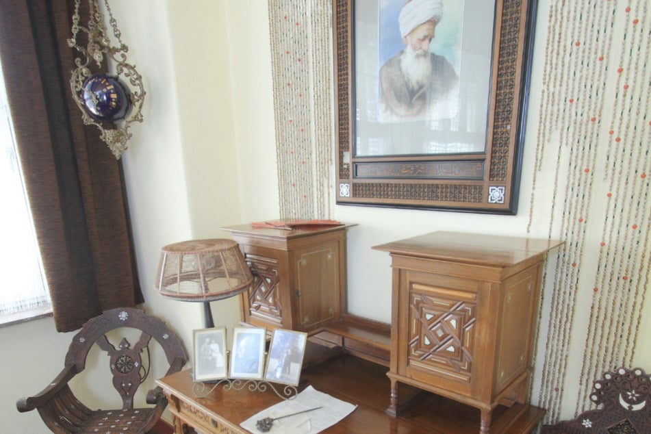 Auf den Spuren von Karl May: In Radebeul begleitet seine Gattin die Gäste auf einem Rundgang.