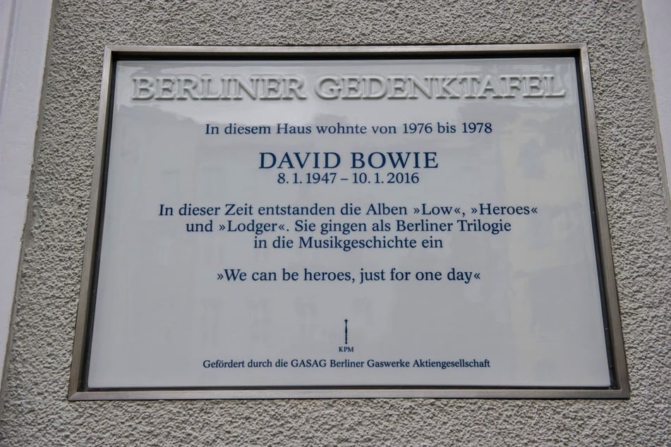 Eine Gedenktafel erinnert an David Bowies Berliner Zeit in Schöneberg. In dem Haus wohnte der Superstar während seines Berlin-Aufenthalts – hier entstand auch das berühmte Album "Heroes". (Archivfoto)