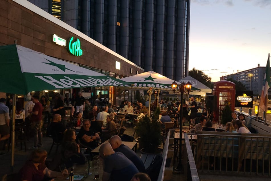 Das City Pub Chemnitz verspricht eine entspannte Atmosphäre, um Cocktails, Bier und andere Drinks zu genießen.
