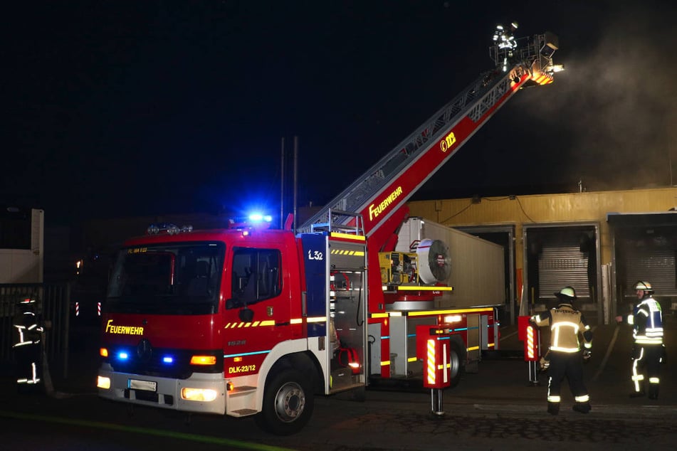 Die Feuerwehr musste fünf Menschen über eine Drehleiter in Sicherheit bringen. (Symbolfoto)