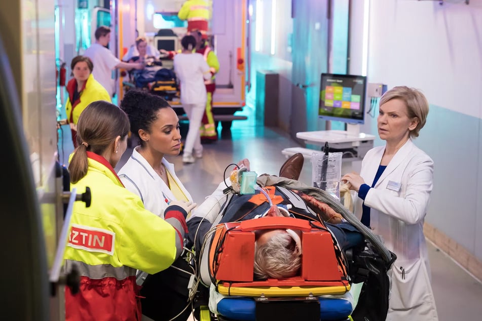 In Leipzig hat es einen Massencrash gegeben. Die Ärzte haben alle Hände voll zu tun, um die Verletzten zu versorgen.