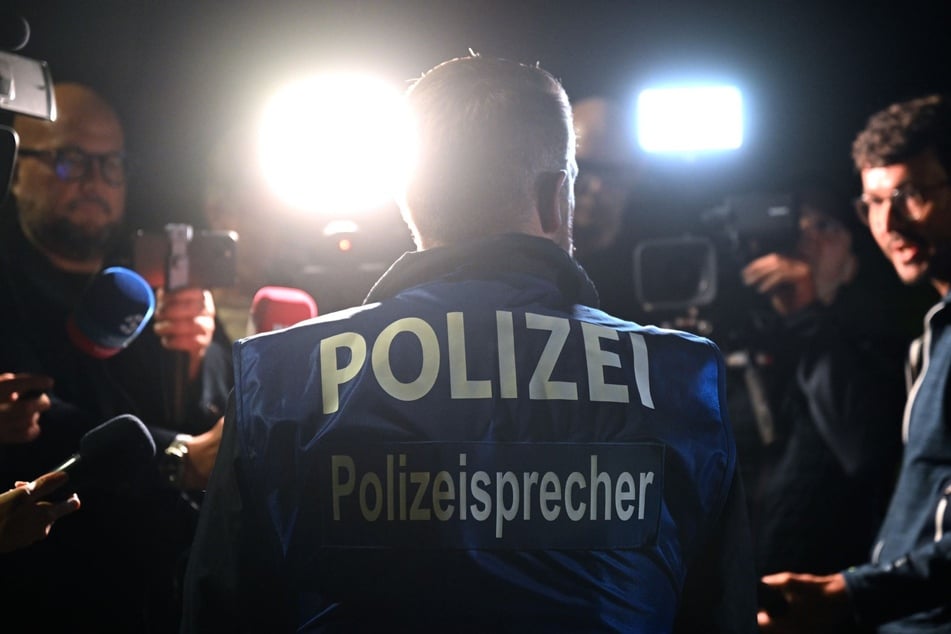Großer Trubel am Freitag vor der JVA in Chemnitz: Medienvertreter warteten vergeblich auf die Ankunft von Liebich.