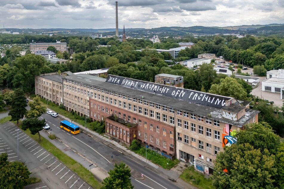 Im ehemaligen Krankenhaus an der Scheffelstraße findet ab 22. August die ibug statt - inklusive eines riesigen Schriftzugs.