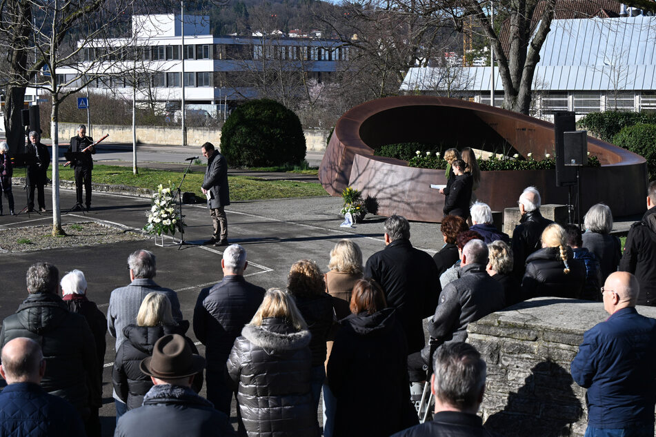 Zahlreiche Trauernde fanden sich am Montagmorgen zum Gedenken an die Amoktat vor 15 Jahren vor der Albertville-Realschule in Winnenden ein.