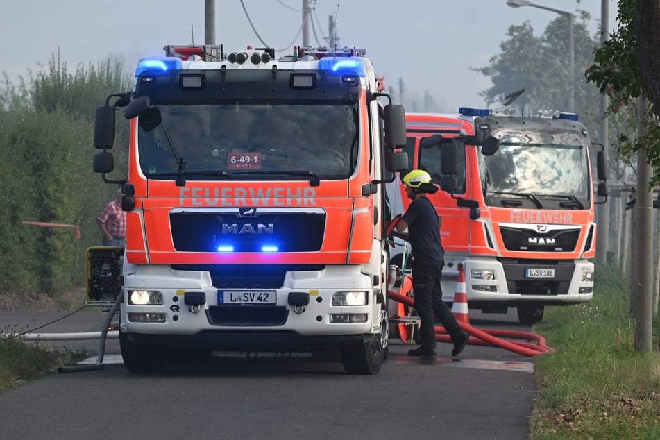 Mehrere Einsatzkräfte kamen zum Brandort - die betroffene Straße musste gesperrt werden.