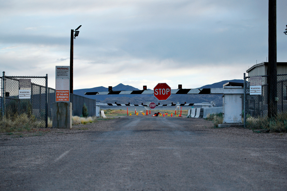 Schilder warnen vor unbefugtem Betreten des Sperrgebiets des US-Militärs, der Area 51, am Eingang.
