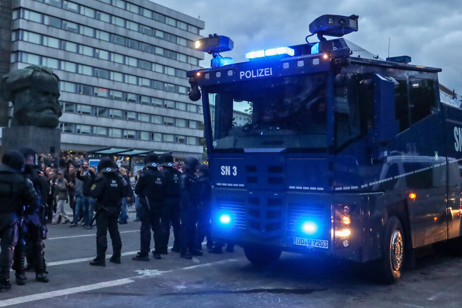 Mit Wasserwerfern sicherte die Polizei die Demonstrationen am Karl-Marx-Monument ab.