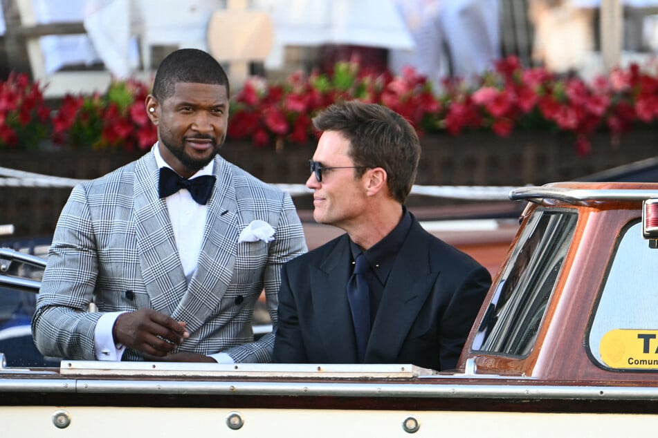 Singer Usher Raymond IVl (l.) and US football player Tom Brady (r.) were also looking sharp at the Amazon mogul's lavish event.