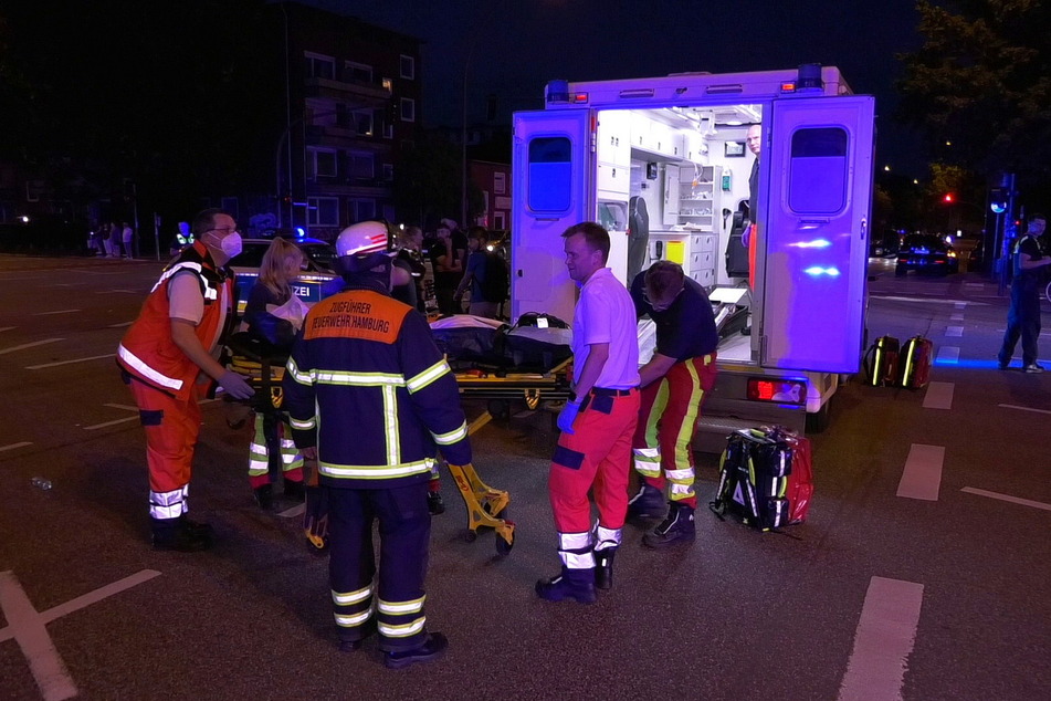 Radfahrer bei Crash in Eimsbüttel schwer verletzt, Autofahrer flüchtet