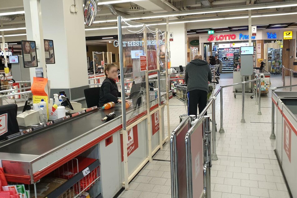Die "Kaufland"-Filiale in Adlershof schützt ihre Mitarbeiter durch Holzkonstruktionen an der Kasse.