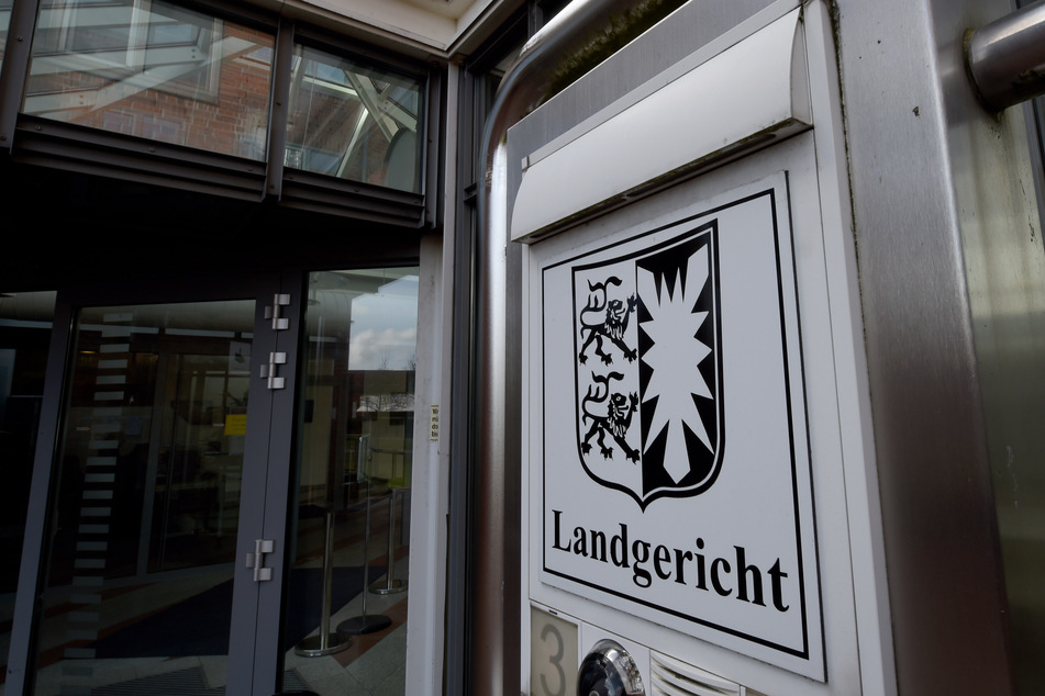 Der Schriftzug "Landgericht" ist am Gerichtsgebäude von Itzehoe (Schleswig-Holstein) zu sehen. (Symbolbild)