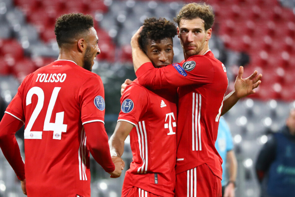 Kingsley Coman (M.) avancierte für den FC Bayern München mit zwei Toren und einer Vorlage zum Mann des Spiels.