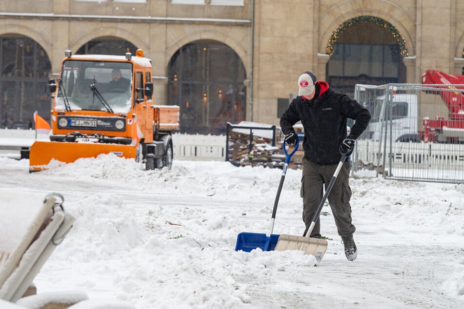 Der Altmarkt wurde per Hand und Fahrzeug geräumt.