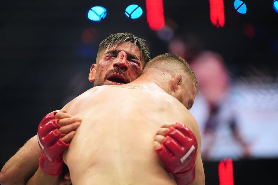 Ilia Toupruia (mit dem Gesicht zur Kamera) kämpft gegen Justin Gaethje.