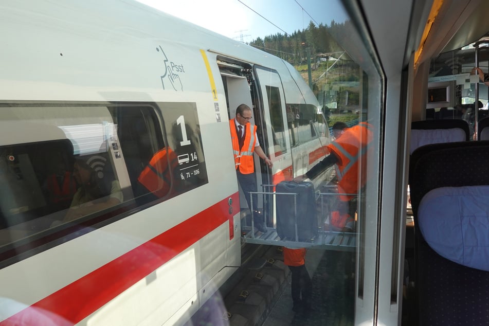 Der defekte Zug wurde evakuiert, die Passagiere mussten über Stege umsteigen.