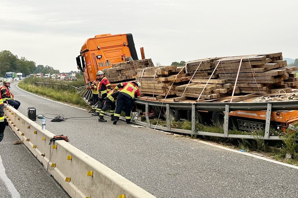 Unfall A66: Lastwagen kracht auf A66 durch Betonwand und gegen Mittelschutzplanke