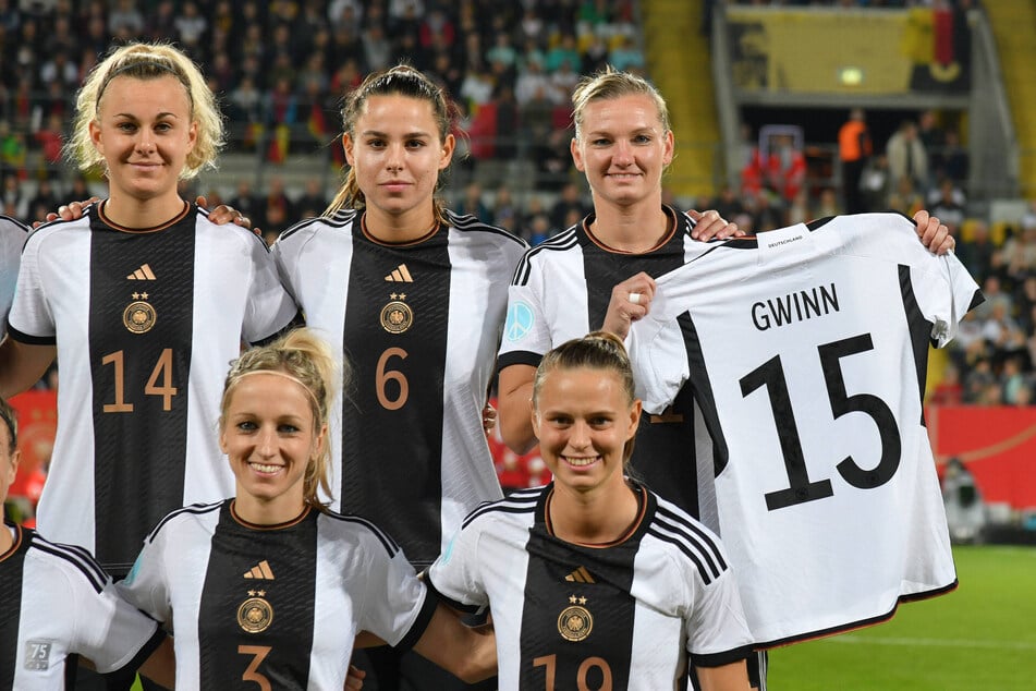 Alexandra Popp (34, o.r.) mit dem Trikot von Giulia Gwinn. Vor dem WM-Quali-Spiel gegen Frankreich in Dresden zog sich Gwinn im Oktober 2022 einen Kreuzbandriss zu.