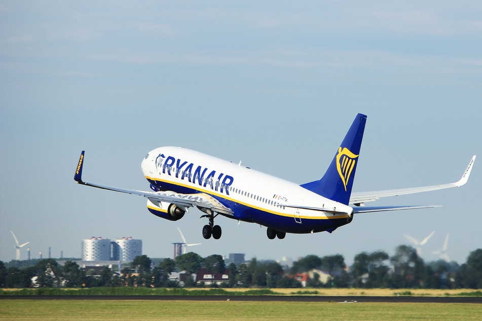 Eine Ryanair-Maschine startet am Flughafen von Amsterdam. (Symbolbild)
