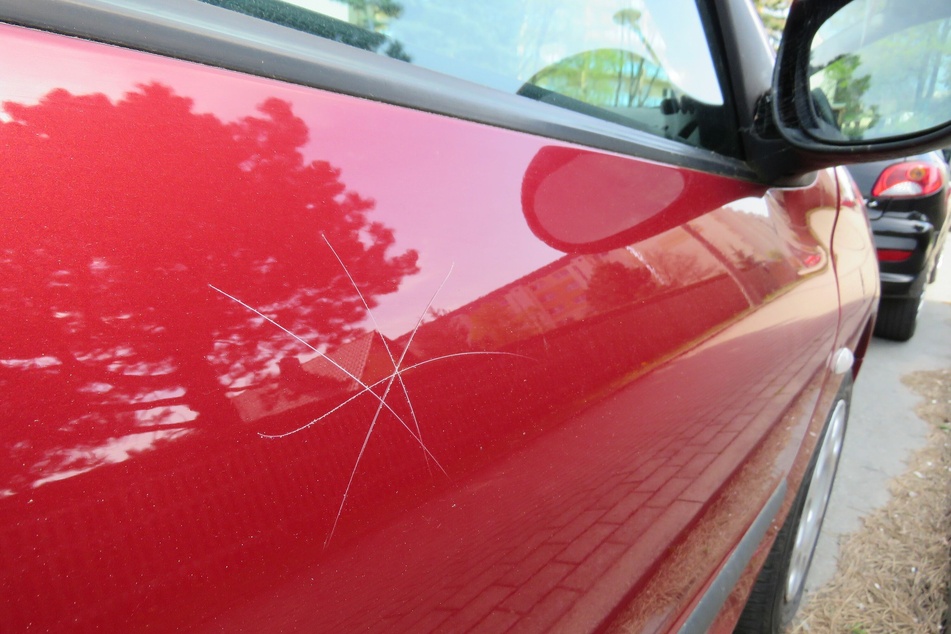 Das Mädchen malte mit den Steinen Schneeflocken auf die Autos.