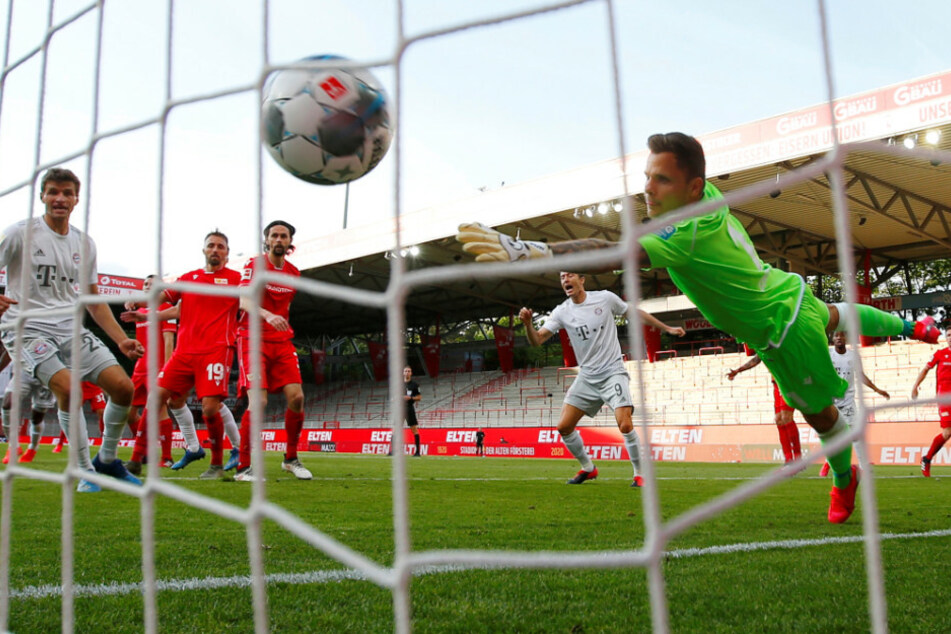 Benjamin Pavard trifft zum 0:2. Unions Rafal Gikiewicz (l.) hat keine Chance.