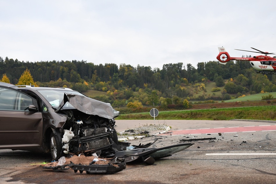 Die schwerverletzte Fahrerin des VW Touran musste mit einem Rettungshubschrauber ins Krankenhaus geflogen werden.