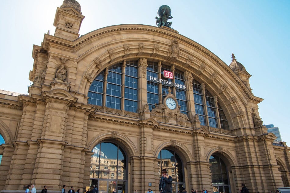 Frankfurt: Schüsse am Hauptbahnhof? Polizei und Rettungskräfte in Frankfurt im Einsatz