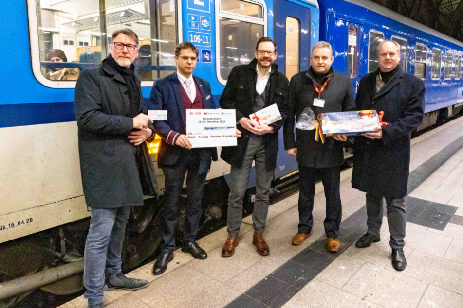 Der erste ankommende Nachtzug aus Zürich wurde am Dienstag von OB Dirk Hilbert (51, FDP, r.) begrüßt.