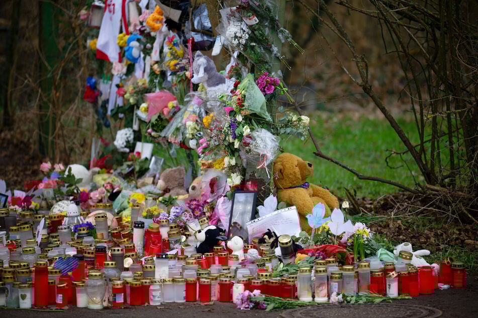 Unzählige Kerzen, Blumen und Stofftiere liegen an einer Gedenkstätte für den getöteten Yosef (†14) in der Nähe des Tatortes.