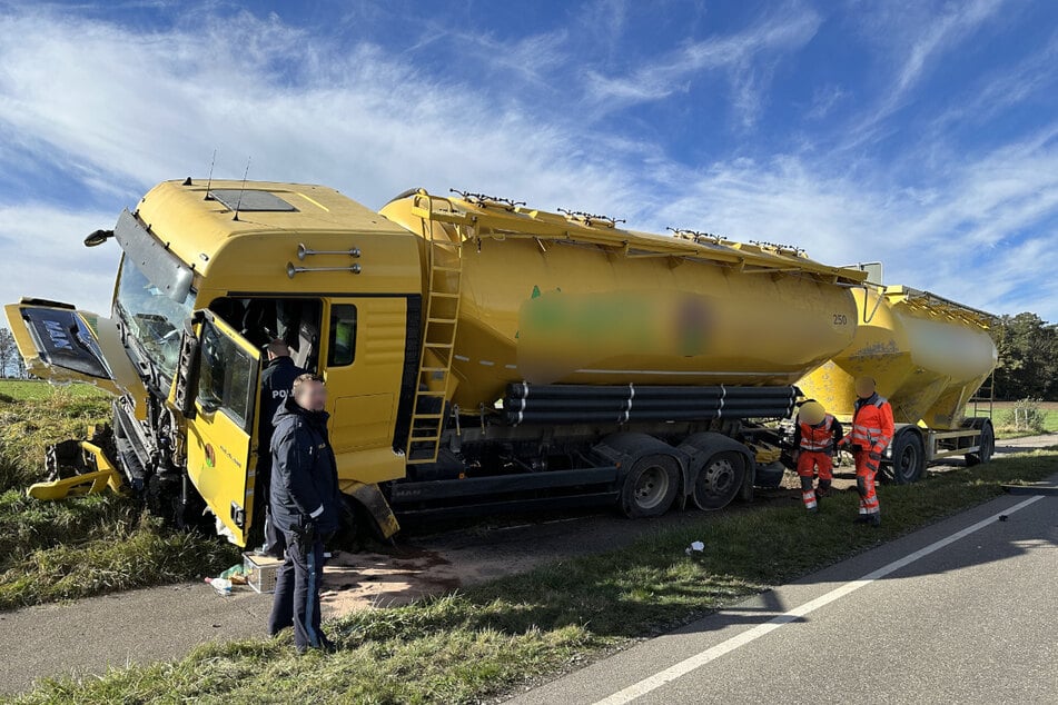 Der Lkw kam nach dem Aufprall auf dem Seitenstreifen zum Stehen.