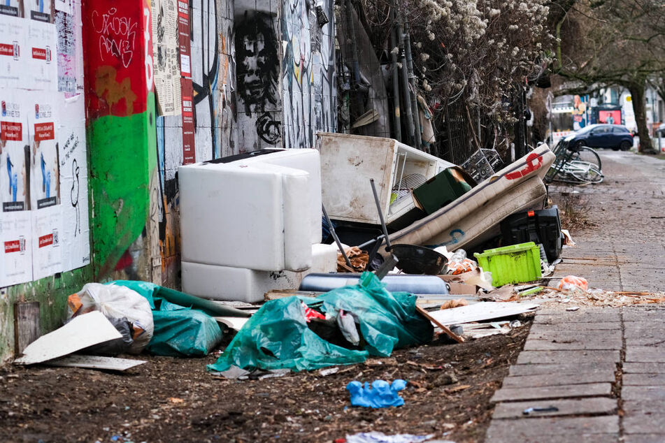 Illegal abgeladener Müll verschandelt nicht nur das Straßenbild, sondern kostet Berlin mittlerweile jährlich mehr als zehn Millionen Euro.