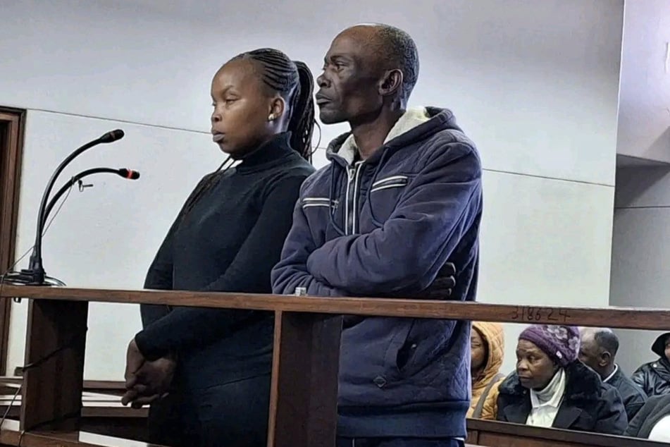 Kuneuwe Shalaba (33) und der Schamane Sebokoana Khounyana (50) stehen wegen Mordes vor Gericht.