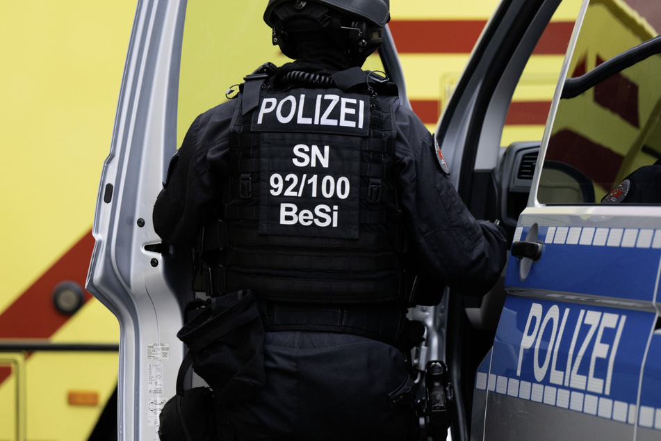 Wegen eines mit zwei Messern bewaffneten Mannes (43) war die Polizei am Freitagabend zur Sicherung der Lage in Riesa im Einsatz. (Archivbild)