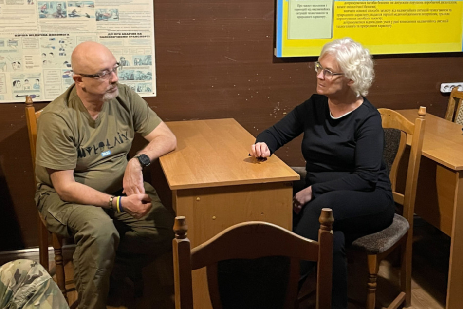 Christine Lambrecht (57, SPD, r.) mit ihrem ukrainischen Amtskollegen Olexij Resnikow (56) in einem Luftschutzbunker in Odessa.