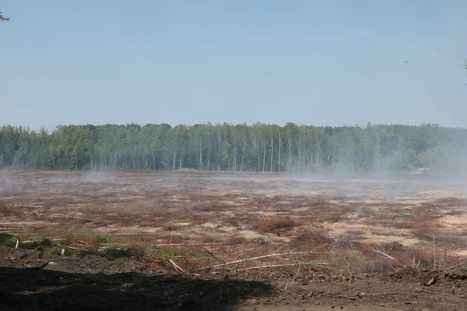 Das Feuer in Meuselwitz schwelt weiter.