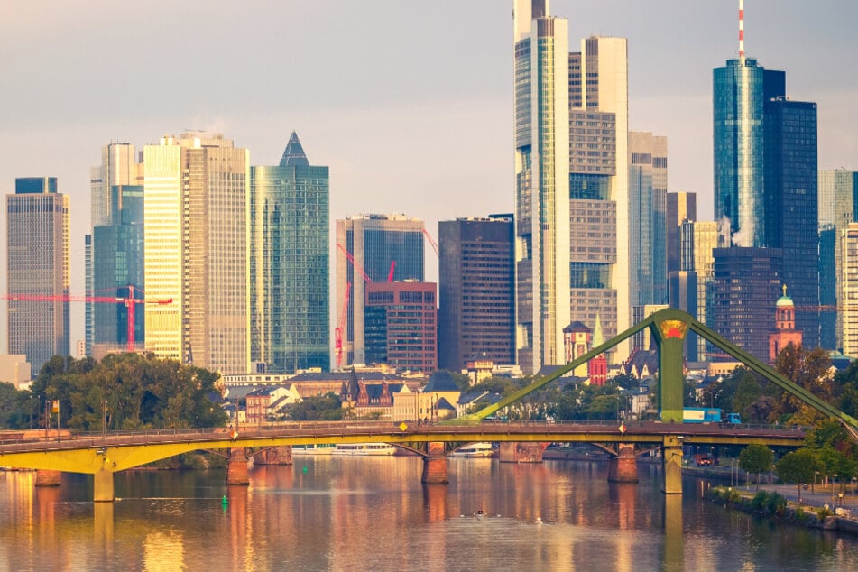 Die berühmte Skyline von Frankfurt am Main besteht aus Büro-Türmen.