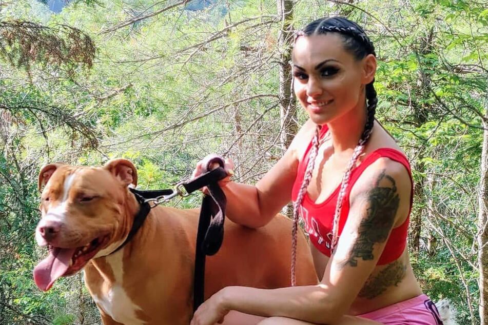 Angst vor Hunden? Fehlanzeige! Jynnie Kent (29) ist heute stolze Besitzerin eines Pitbulls.